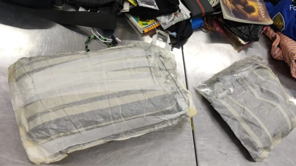 Elementos de la Semar aseguraron presunta droga oculta en el equipaje de un pasajero durante labores de inspección en el AICM.