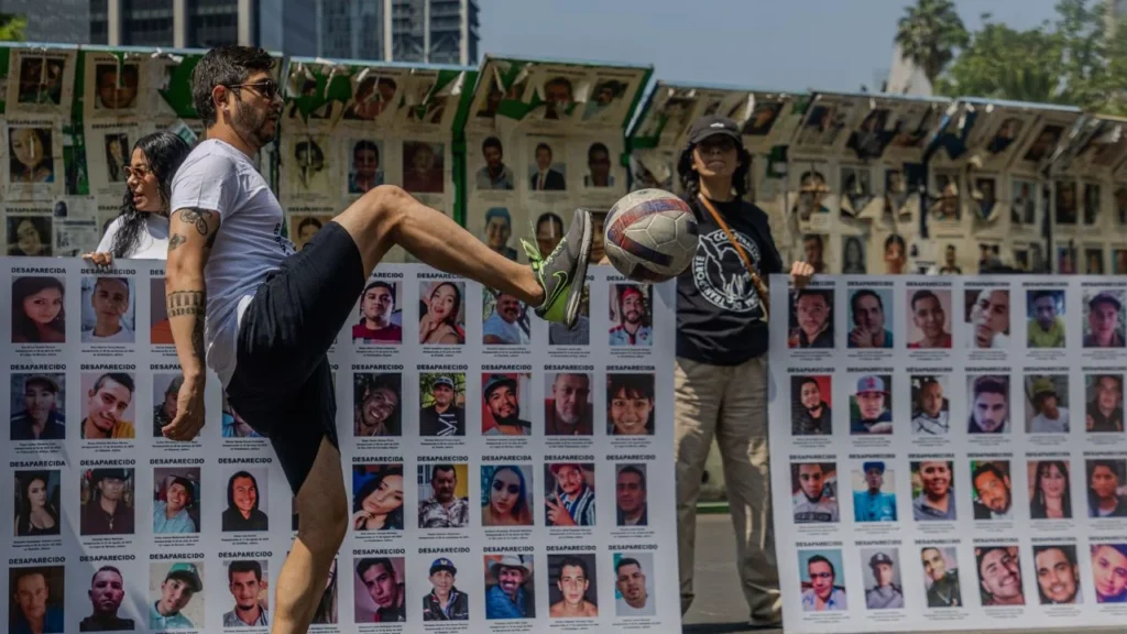 Parientes y activistas se reunieron en la Glorieta de las y los desaparecidos para decir que su dolor no puede ser invisibilizado en México.