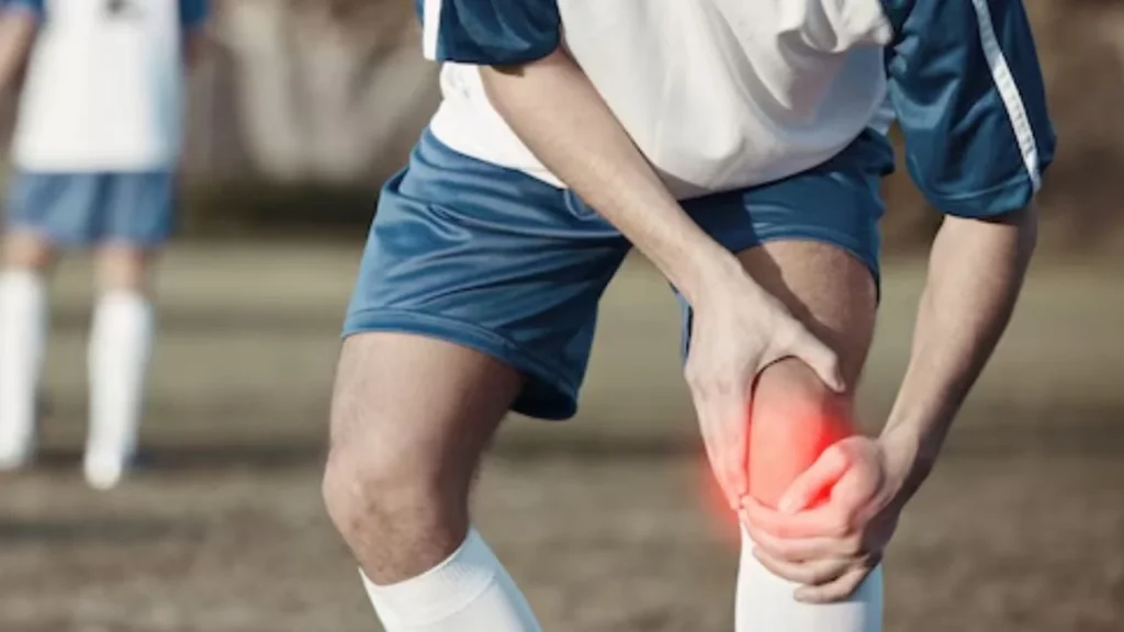 Lesiones musculares, esguinces y daños en ligamentos como el cruzado anterior y el menisco son frecuentes en el fútbol profesional. Jugadores de élite han enfrentado estas complicaciones, especialmente en temporadas de alta exigencia