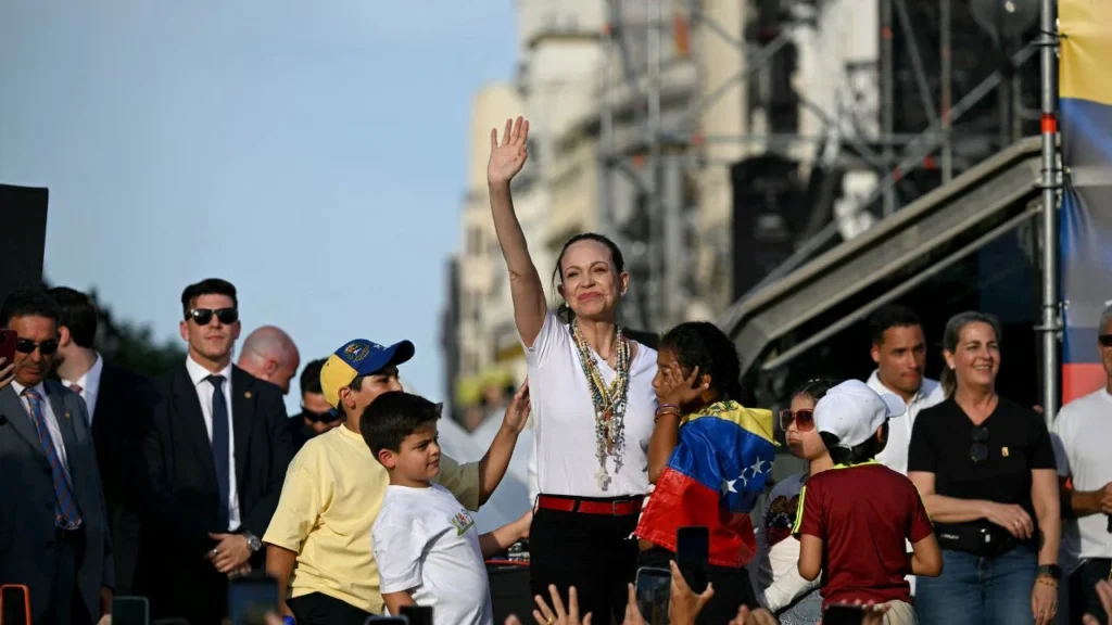 María Corina Machado reúne a miles en Madrid y llama a prepararse para el “día del reencuentro” de Venezuela.