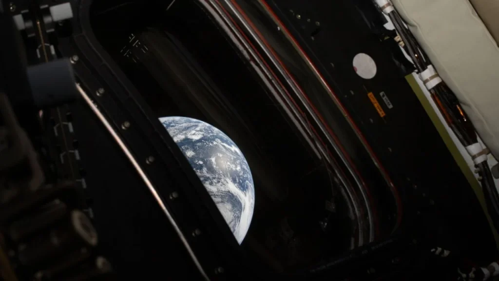 Vista de la Tierra captada por la cápsula Orión durante la misión Artemis II en su trayectoria hacia la Luna.