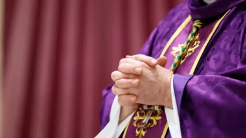 El color morado predomina en las iglesias durante la Semana Santa como símbolo de penitencia, reflexión y preparación espiritual en la tradición de la Iglesia Católica.