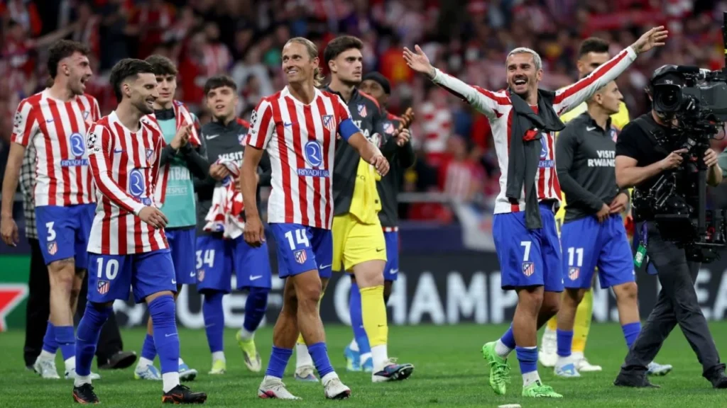 Los parisinos vencieron 2 a 0 al Liverpool, mientras que los colchoneros perdieron 1 a 2 frente al Barcelona en cuartos de la Champions.