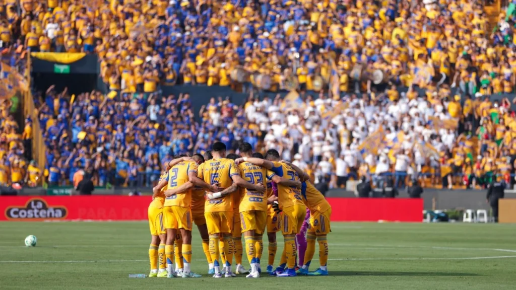 Pumas de la UNAM desbancaron a Chivas y alcanzaron el liderato del Clausura al derrotar de visita 2-0 al Pachuca en el Estadio Hidalgo. 