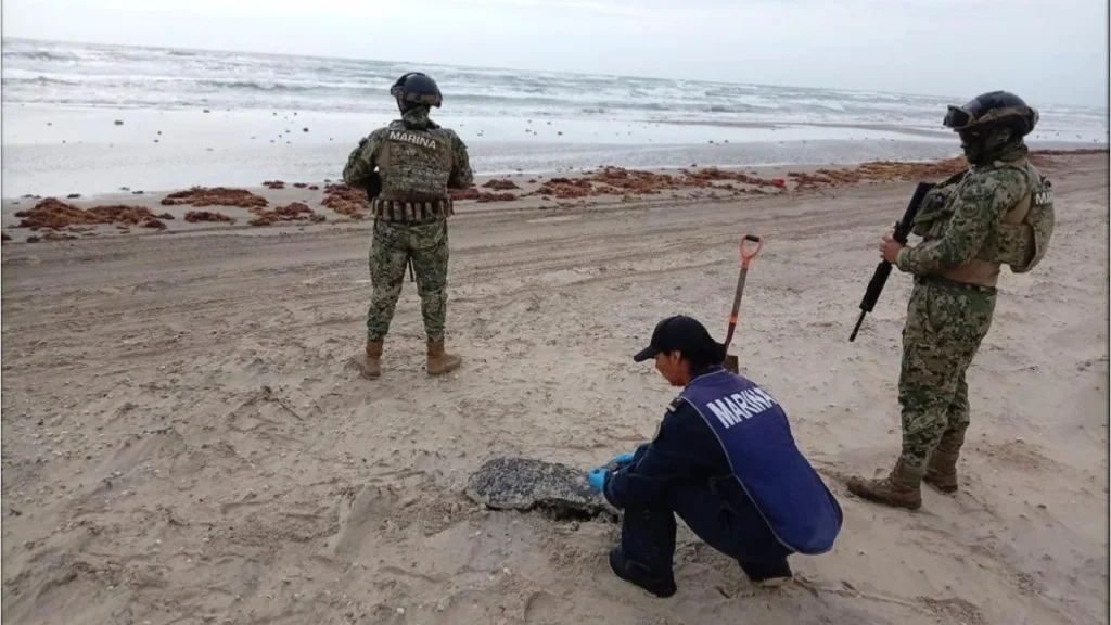 El Grupo Interinstitucional mantienen un operativo para la atención de la presencia de hidrocarburo en el playas y mar del Golfo de México.