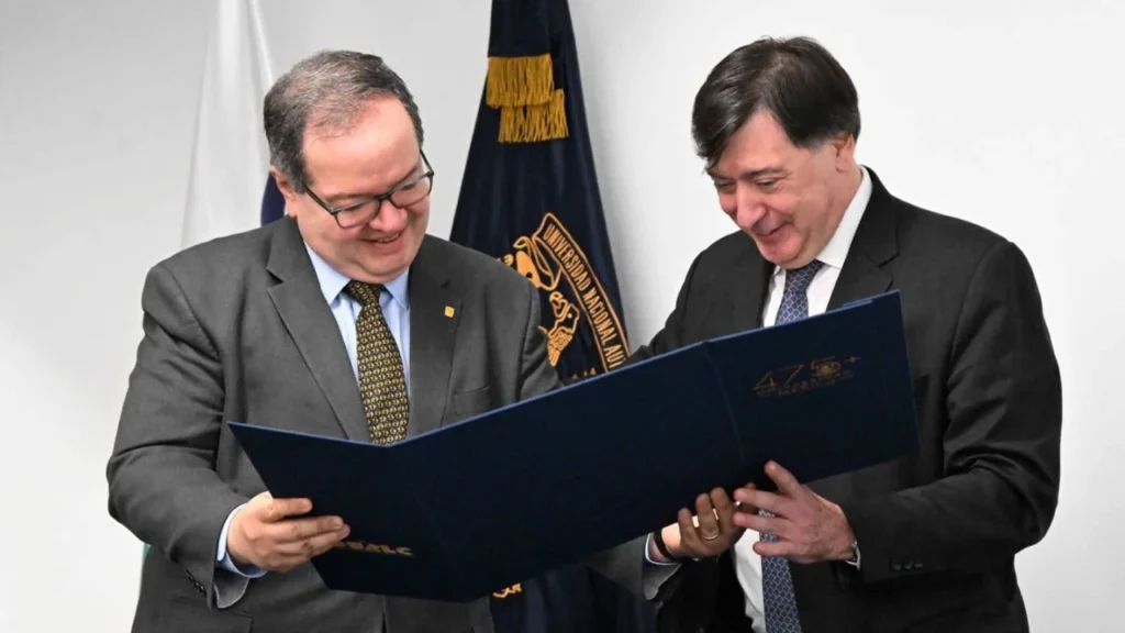 Con motivo del 475 aniversario de la fundación de la UNAM, la UDUALC entregó un reconocimiento al rector Leonardo Lomelí Vanegas.