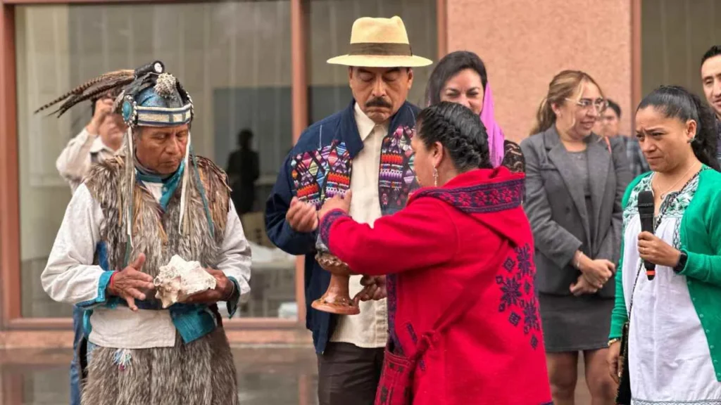 Con una emotiva ceremonia tradicional indígena, se realizó la entrega del bastón de mando y de servicio a Saúl Vicente Vázquez.