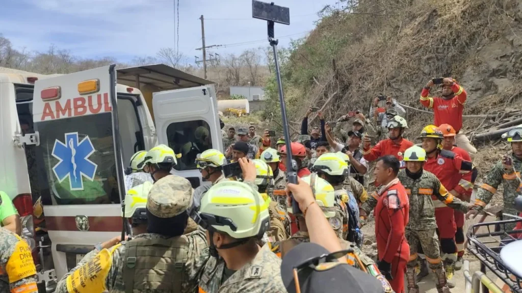 Elementos federales y estatales participan en el operativo de rescate del minero en El Rosario, Sinaloa, tras más de dos semanas de labores continuas.