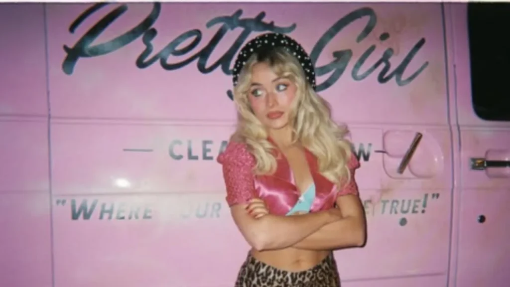 Sabrina Carpenter durante su presentación en Coachella, llevó a sus fans a un universo inspirado en Hollywood con su concepto “Sabrinawood”.