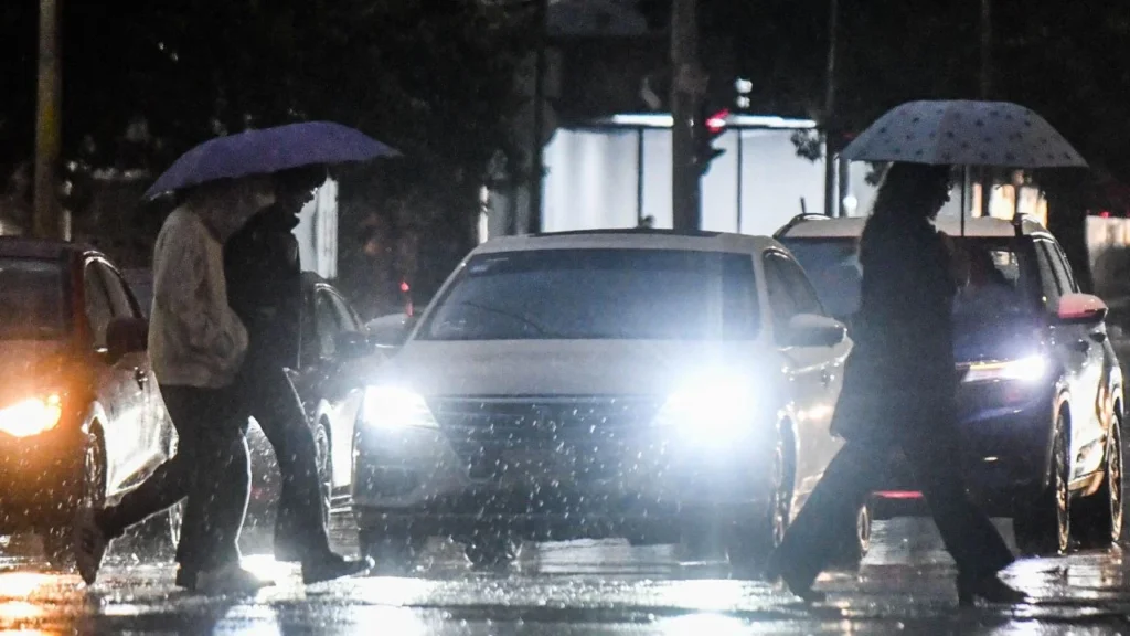 Autoridades capitalinas activaron la Alerta Amarilla ante el pronóstico de lluvias en diversas zonas de la Ciudad de México y exhortaron a la población a tomar precauciones.