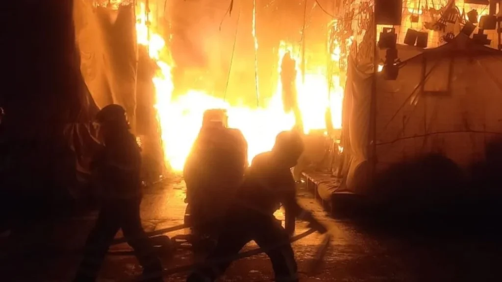 En plena noche de lluvia, un fuerte incendio se registró en la calle Adolfo Gurrión, frente al Mercado de Sonora, en la Ciudad de México.