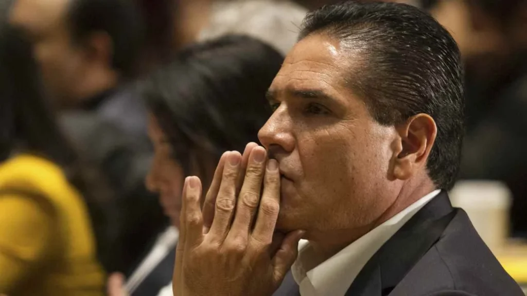 De acuerdo a las autoridades, el exgobernador de Michoacán huyó al extranjero.