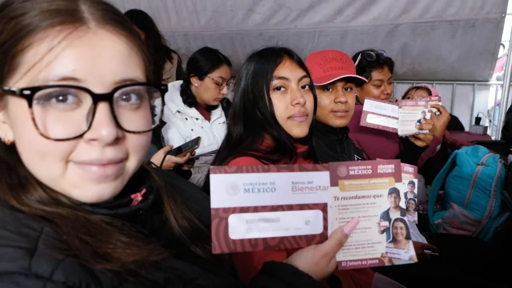 Claudia Sheinbaum destacó el alcance de la beca Jóvenes Escribiendo el Futuro, que beneficia a cientos de miles de estudiantes universitarios en el país.