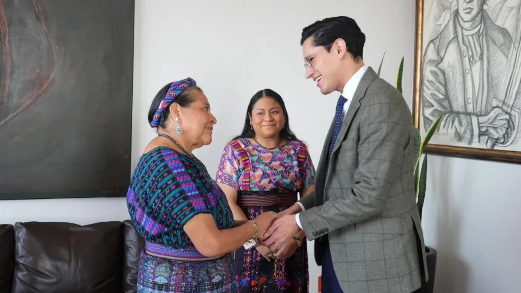 Rigoberta Menchú, mexicana Premio Nobel de la Paz, contribuirá en la SRE con el diseño de una política integral orientada a la promoción y protección de los derechos de las mujeres, pueblos y comunidades indígenas y afromexicanas.