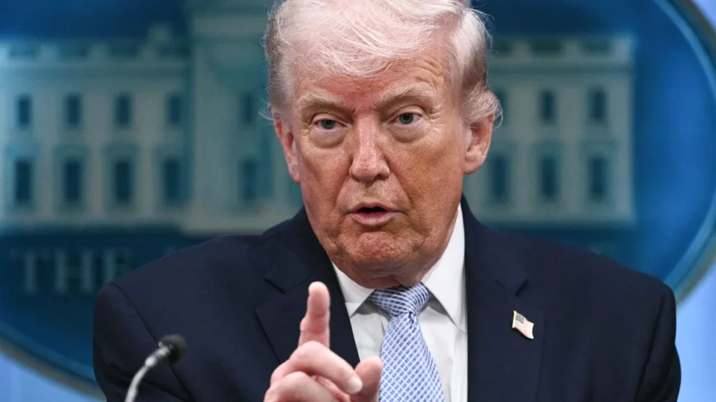 Donald Trump amenaza con imponer aranceles del 50% a países que suministren armas a Irán, elevando la tensión internacional.