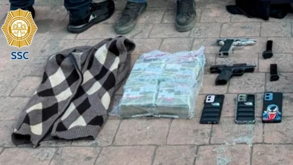 Policías de la SSC recibieron reporte del asalto a una camioneta de valores sobre Periférico Sur que desató la persecución y un accidente.