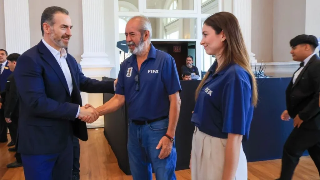 Adrián de la Garza presentó avances en movilidad, seguridad e infraestructura ante el Comité de FIFA rumbo a la Copa Mundial FIFA 2026 en Monterrey.