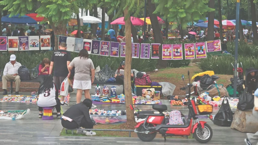 Bellas Artes y la Alameda Central permanecen tomadas por los comerciantes que dificultan el tránsito y recreación de los peatones y turistas.