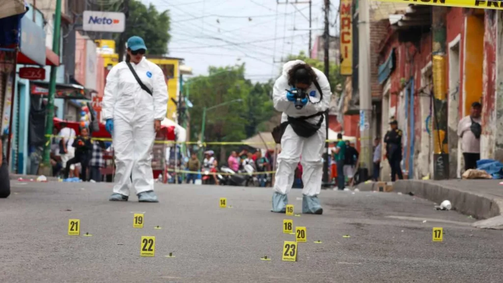 Peritos de la Fiscalía CDMX realizaron las primeras indagatorias tras la balacera en Tepito.