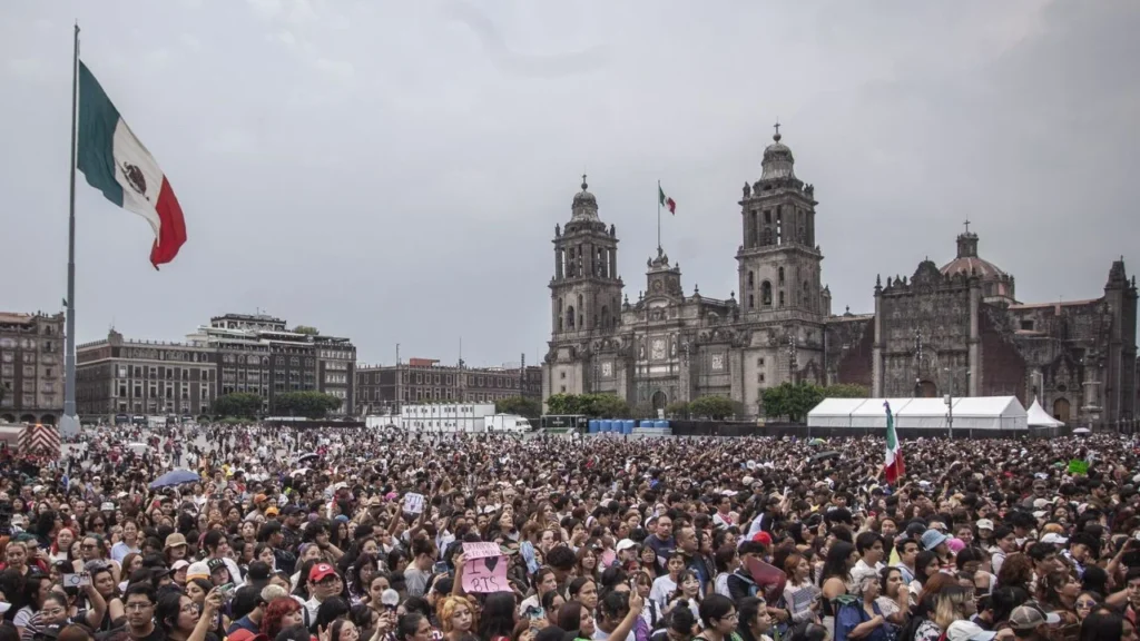 Miles de fans de BTS se congregaron en el Zócalo capitalino y se preparan para los conciertos de la agrupación surcoreana en el Estadio GNP Seguros.