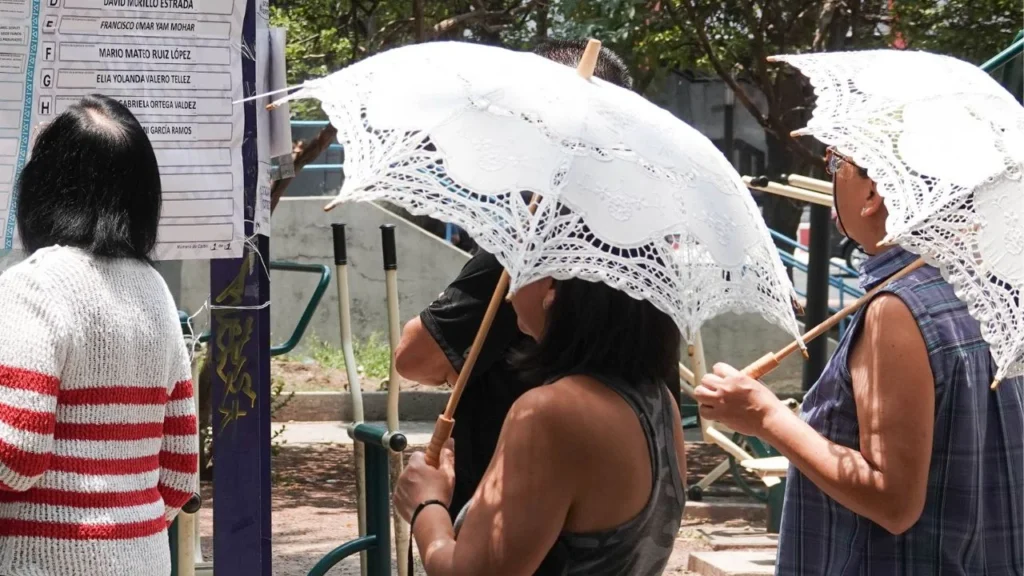 Una fuerte onda de calor afecta a más de 27 entidades de México, con altas temperaturas, vientos intensos y lluvias aisladas en algunas regiones.