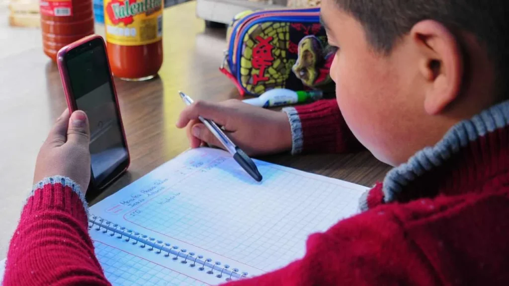 El Congreso de la CDMX aprueba regular uso de celulares en escuelas.