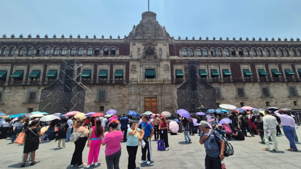 Fans de BTS se concentran frente a Palacio Nacional en espera de ver al grupo surcoreano previo a su reunión con la presidenta Claudia Sheinbaum.