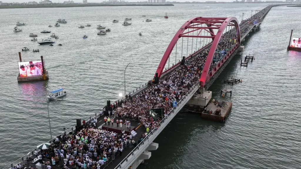 Sheinbaum estuvo en Quintana Roo y destacó que el Puente Vehicular Nichupté es prueba de que el amor al pueblo y a la patria dan resultados.