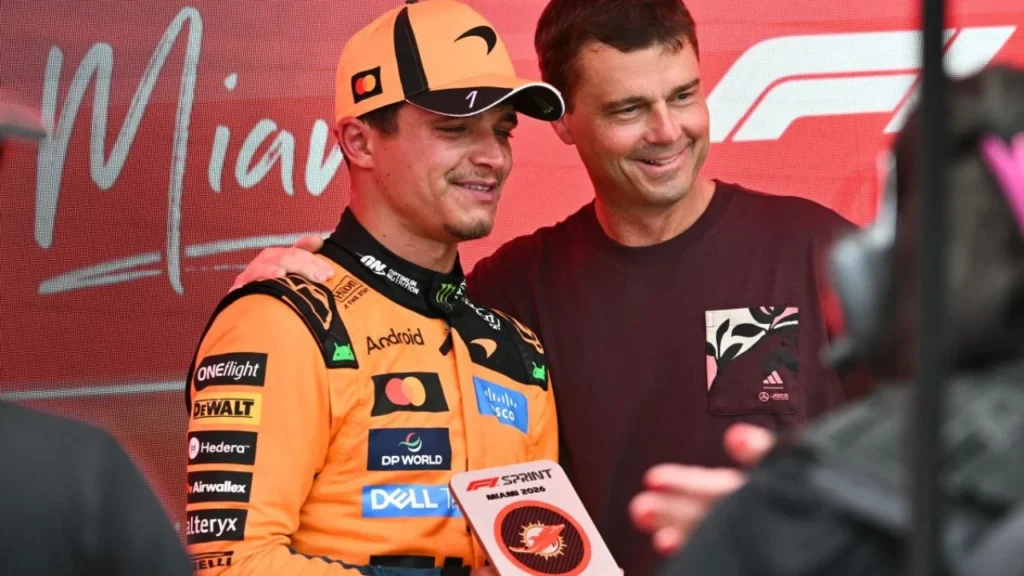 El piloto británico Lando Norris, de McLaren, celebra su victoria en la carrera esprint del Grand Prix of Miami, donde puso fin al dominio de Mercedes en la temporada 2026.