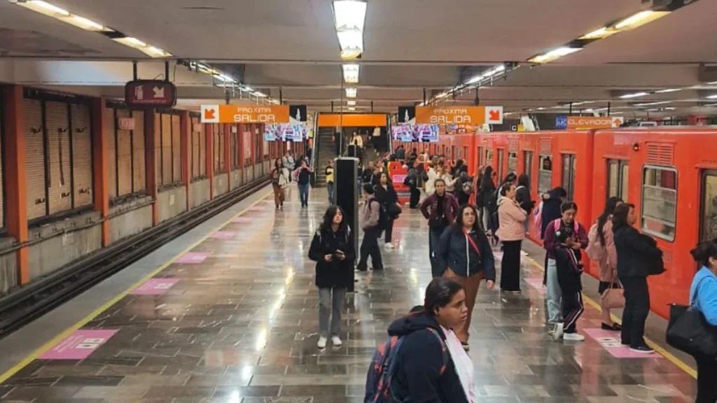 Personal del Sistema de Transporte Colectivo Metro realizó maniobras en la Línea 7 del Metro de la Ciudad de México tras el ingreso de una persona a la zona de vías.