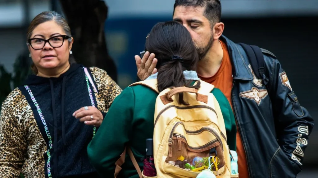 Organizaciones y padres de familia rechazaron la decisión de la SEP de concluir con el ciclo escolar de manera anticipada.