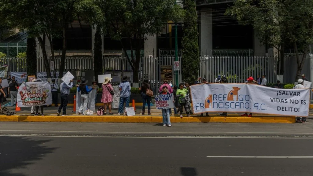 Activistas y representantes del Refugio Franciscano se manifestaron al exterior del Séptimo Juzgado de Distrito Penal.