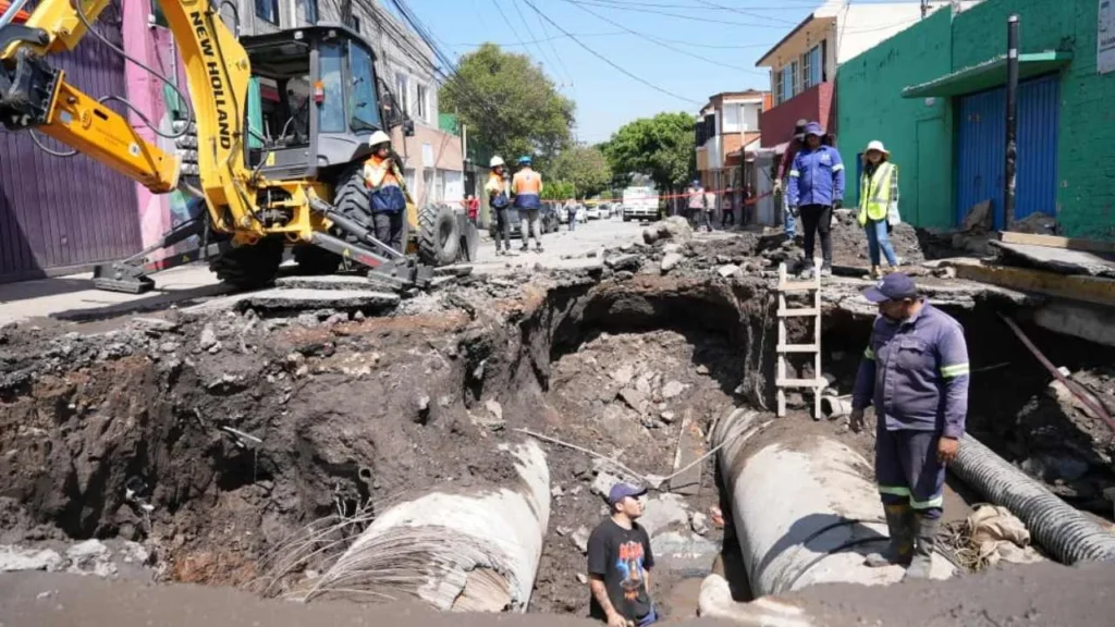 Siguen los trabajos de reparación en la zona tras la mega fuga en la colonia Ampliación Los Reyes Culhuacán.