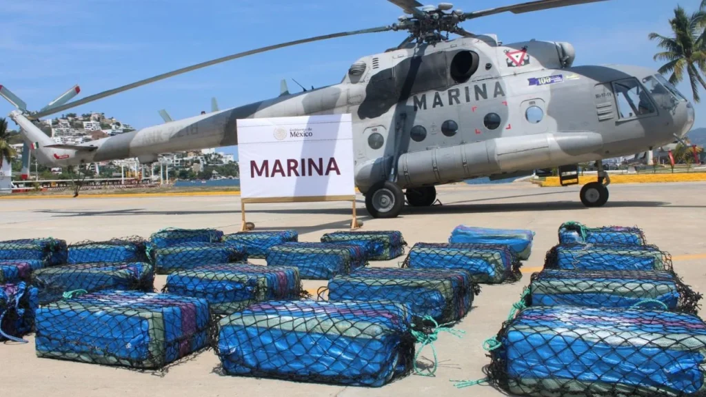 Personal de la Semar aseguró una embarcación con 26 bultos de cocaína frente a costas de Guerrero y detuvo a dos personas extranjeras.