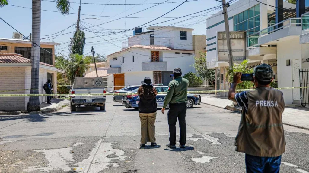 Autoridades acordonaron la zona tras el ataque a la casa vinculada a Rubén Rocha Moya.
