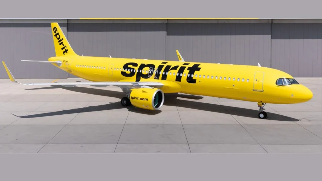 Avión de Spirit Airlines tras el anuncio del cierre de operaciones de la aerolínea, que canceló todos sus vuelos este día.