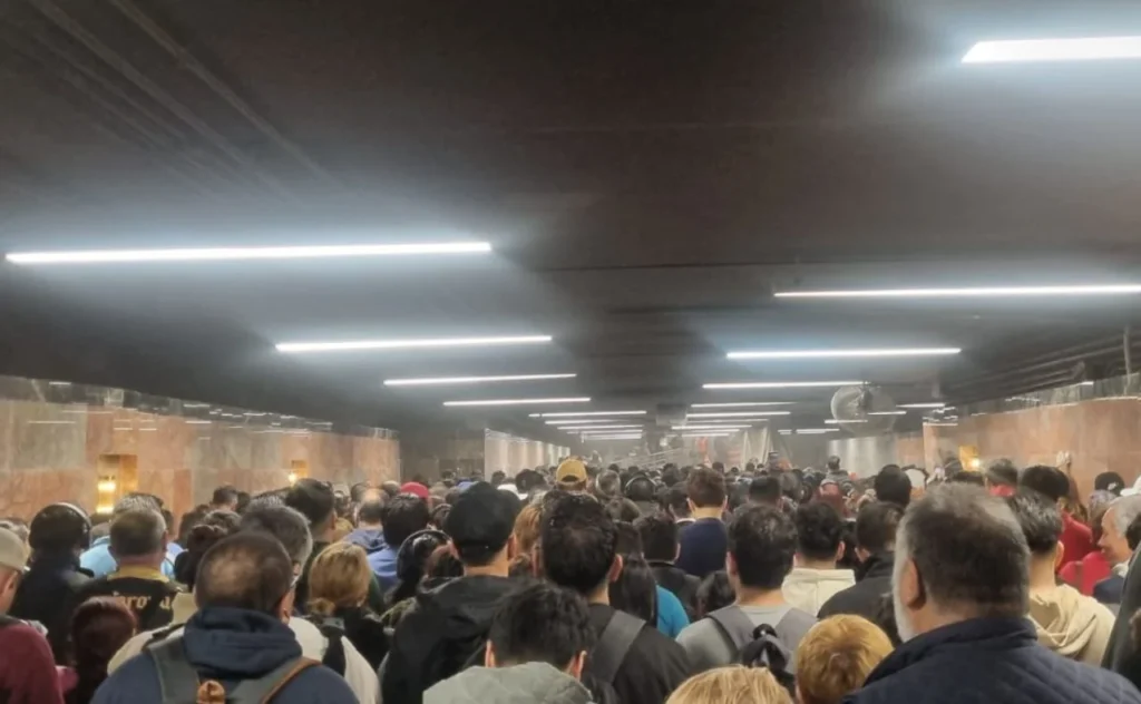 Líneas 1, 2 y 3 del Metro presentan servicio lento y alta demanda