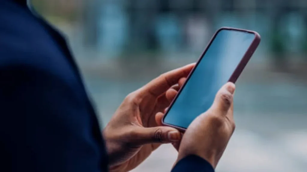 Empleados públicos en Afganistán deberán prescindir de teléfonos inteligentes tras la entrada en vigor de una nueva prohibición