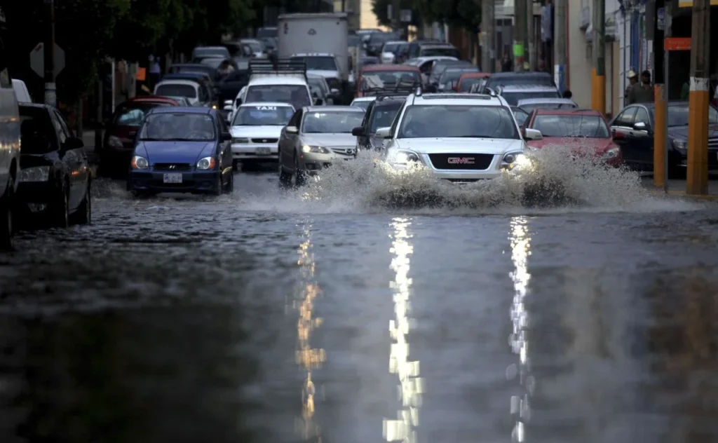 Clima hoy: Las lluvias intensas y tormentas eléctricas afectarán principalmente a Nuevo León y Tamaulipas, mientras que el calor extremo continuará en el norte del país