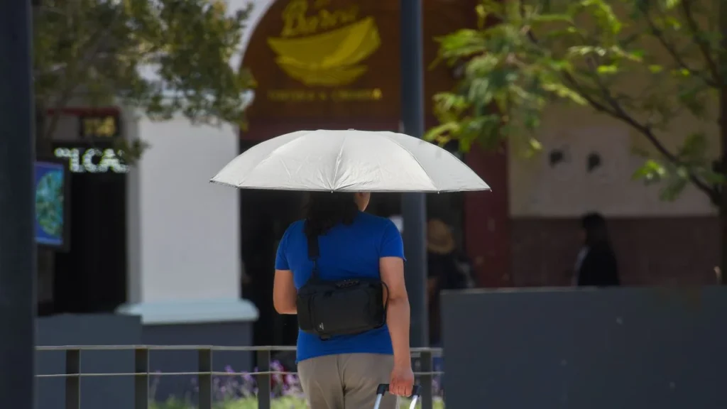 Clima hoy: Se prevén lluvias intensas con actividad eléctrica y posible caída de granizo en el sureste de México, mientras la onda de calor mantiene temperaturas extremas en gran parte del país.