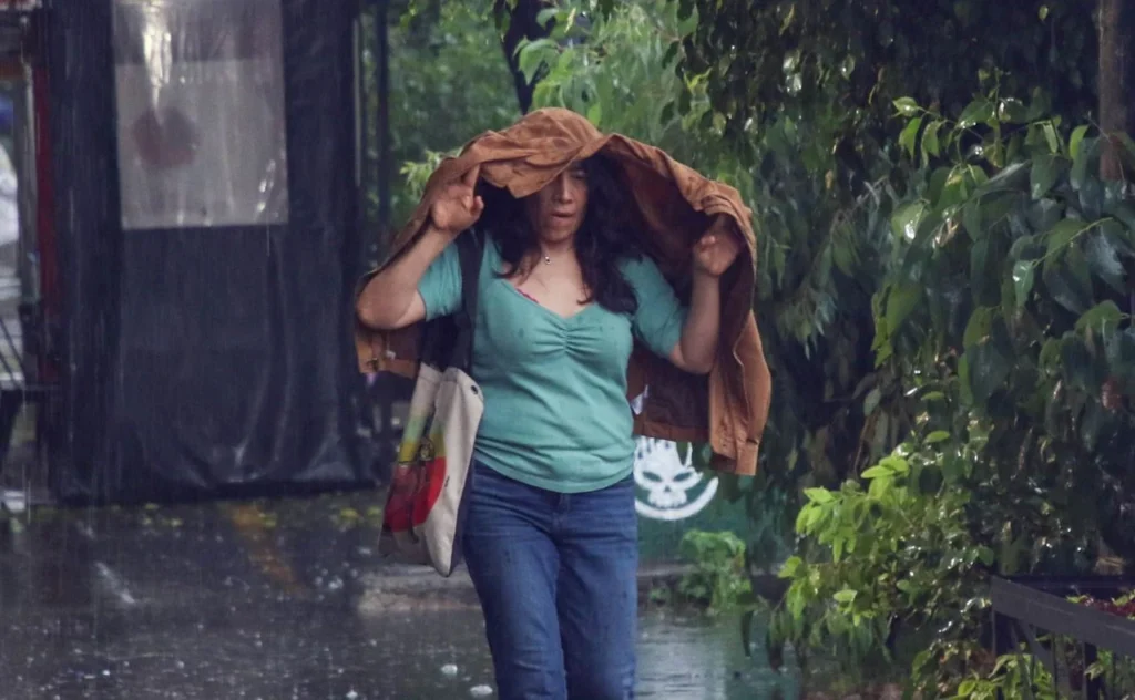 Clima hoy: fuertes lluvias, tormentas eléctricas y posible caída de granizo afectarán estados del centro, sur y occidente de México, mientras la onda de calor continuará en el norte y noroeste del país.
