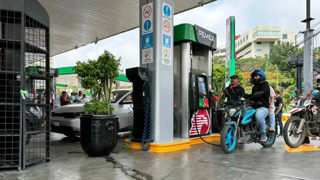 Los integrantes de la CNTE entregaron 10 litros de gasolina por vehículo y 5 litros por motocicleta.