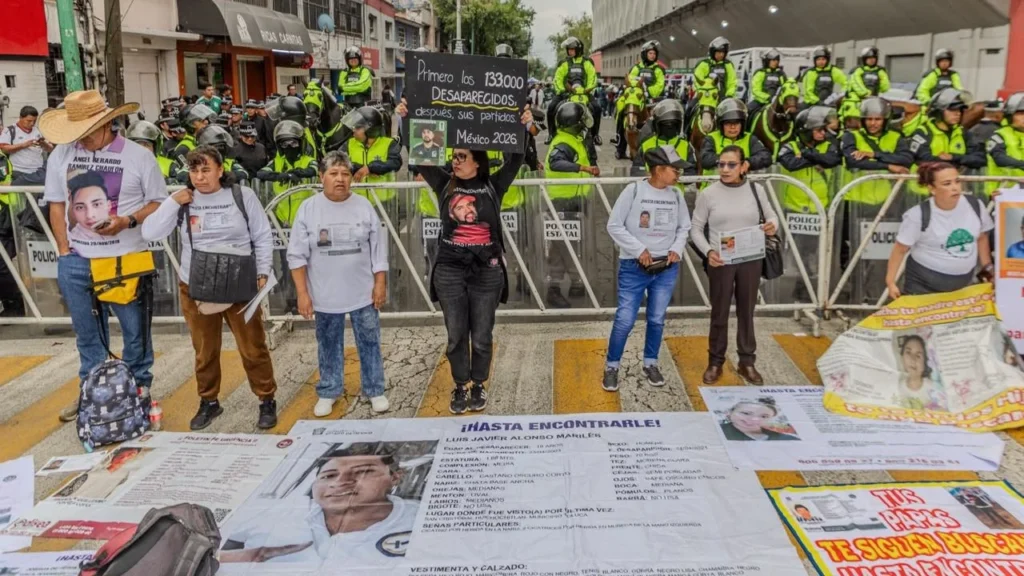 Al grito de 'México campeón en desaparición', diversos colectivos de búsqueda se manifestaron por segundo día consecutivo en Toluca.