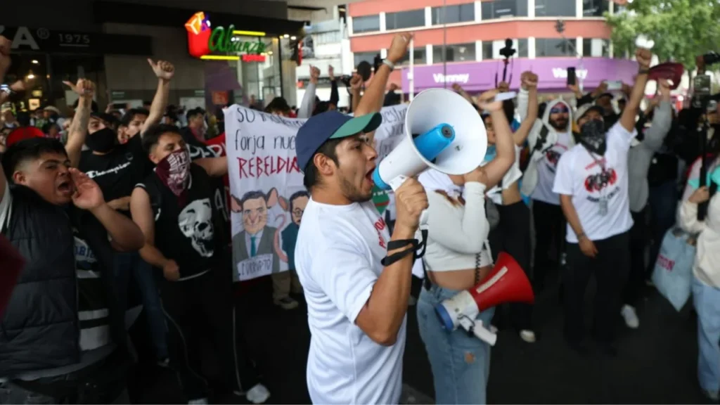 A horas del inicio del Mundial 2026, diversos colectivos sociales se reunieron para marchar y conmemorar el 55 aniversario del Halconazo.