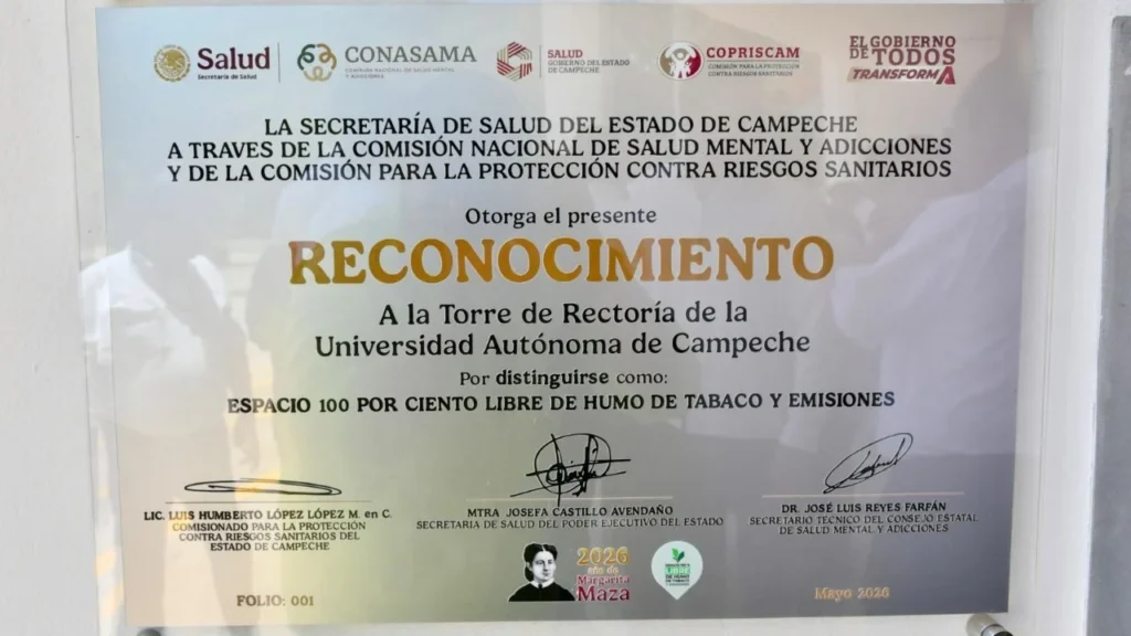 La secretaria de Salud estatal entregó el reconocimiento a la rectora de la UACAM, certificándola como un entorno que protege la salud.
