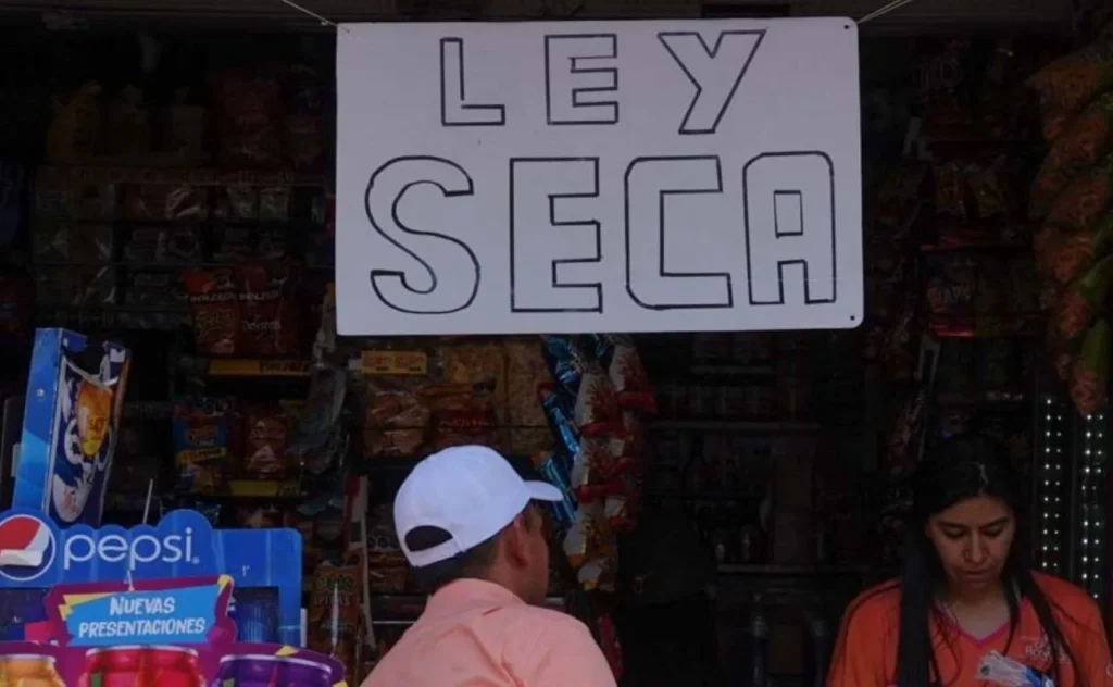 Autoridades capitalinas restringirán la venta de bebidas alcohólicas en zonas del Centro Histórico como parte del operativo de seguridad por el partido entre México y Chequia.