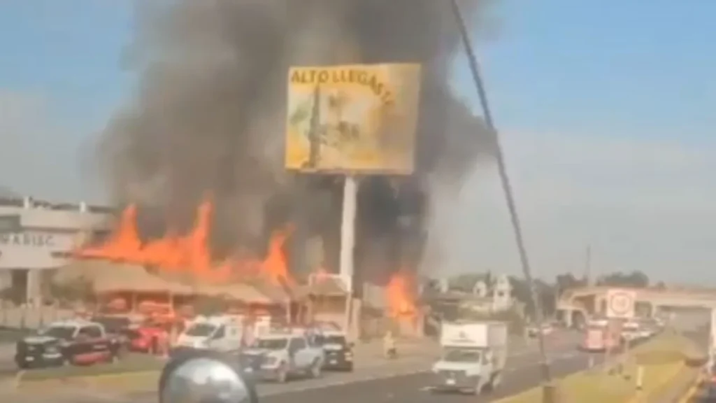 Tragedia en Texcoco–Calpulalpan, pipa de gas vuelca y explota, se reportan dos fallecidos