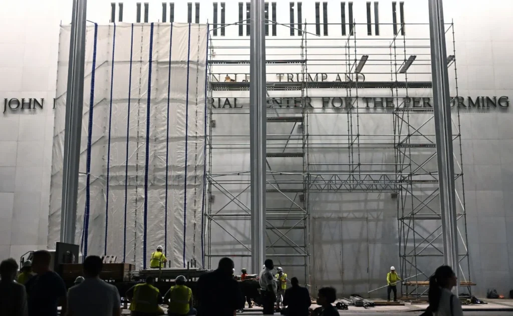 Trabajadores iniciaron el retiro del nombre de Donald Trump de la fachada del Kennedy Center en Washington, tras una orden emitida por la justicia federal