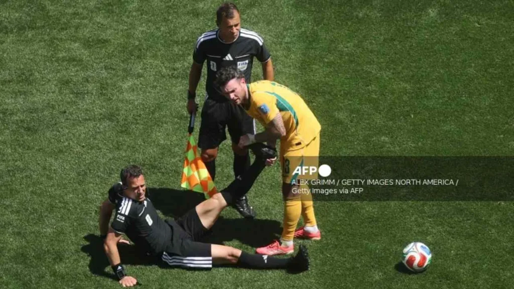 El árbitro central se lesionó casi al término del partido entre Estados Unidos y Australia.