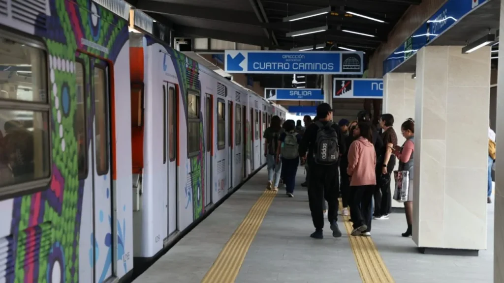 Presentan trabajos de remodelación en cuatro estaciones de la Línea 2 del Metro CDMX; funcionarios ofrecieron disculpas por retrasos.